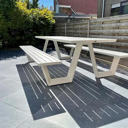 By The Sea, Cleaning Included Nyaraló